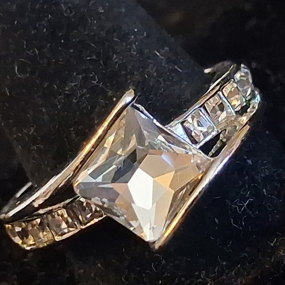 Silvertone Ring With Faux Diamonds Size 11 1/2 - Picture 2 of 9